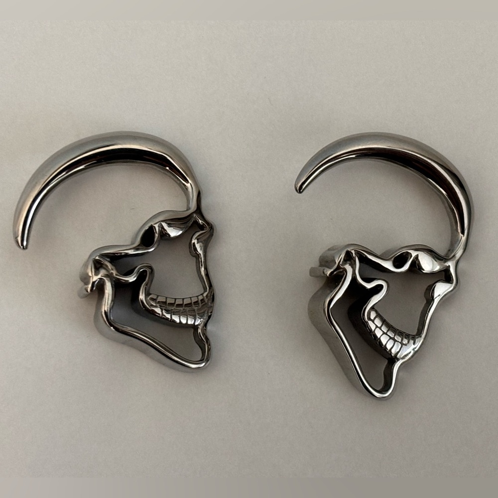 Hanging Skull Tapers
